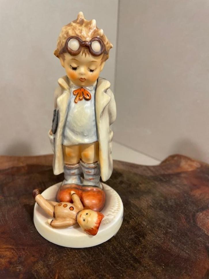 Hummeltje / Hummelfiguur 127 poppendokter, Verzamelen, Beelden en Beeldjes, Zo goed als nieuw, Ophalen of Verzenden