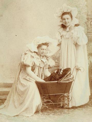 Kabinetfoto Meisjes in Kostuum Poppenwagen 1890 te Rotterdam