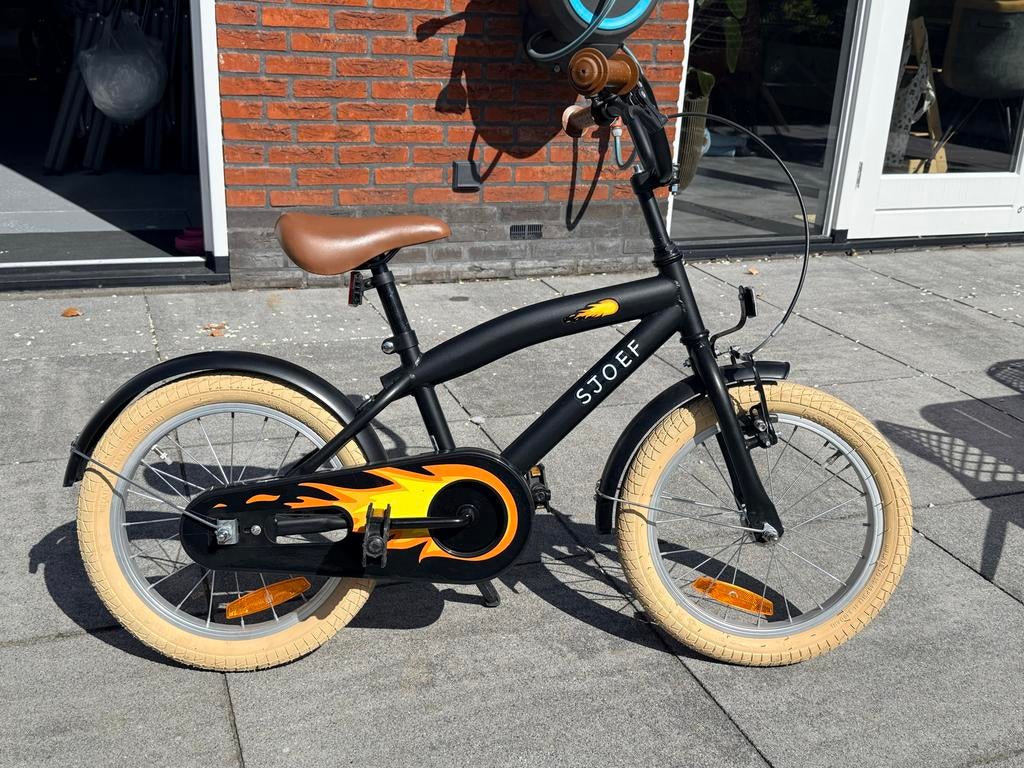 Sjoef 16 inch kinderfiets - Zwart met vlammen, Fietsen en Brommers, Fietsen | Kinderfietsjes, Ophalen, Gebruikt, Terugtraprem