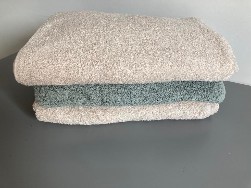 3 Nieuwe badhanddoeken maat 130x 68 cm, Ophalen, Nieuw, Overige kleuren, Handdoek