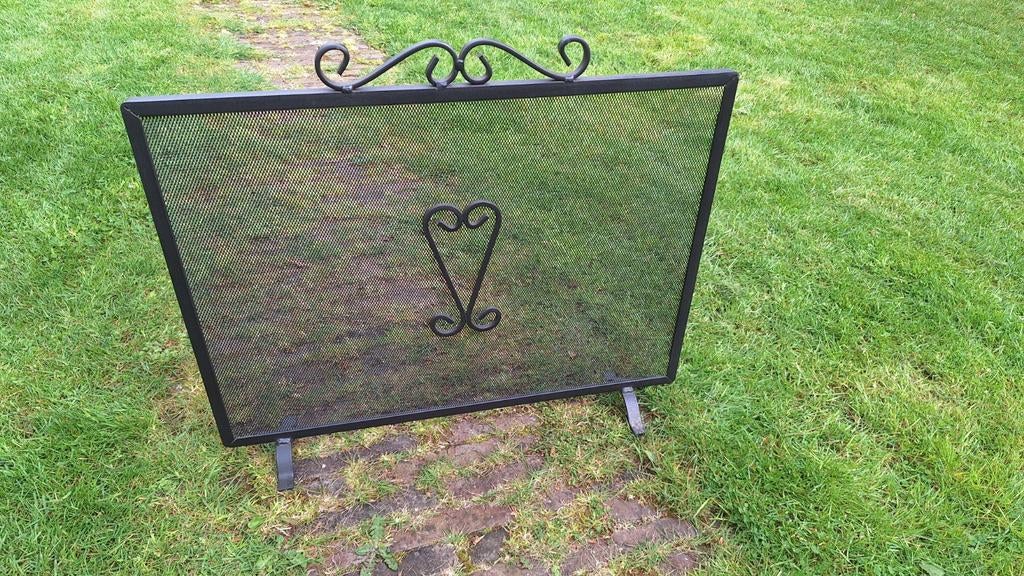 Zwart vonkenvanger met hartmotief, Ophalen