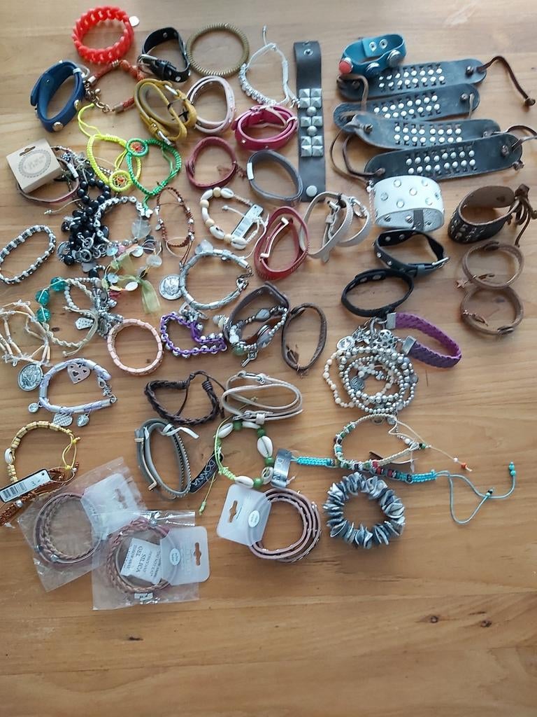 Mix van 65 nieuwe armbanden, kralen en leer, Overige kleuren, Nieuw, Leer, Ophalen of Verzenden