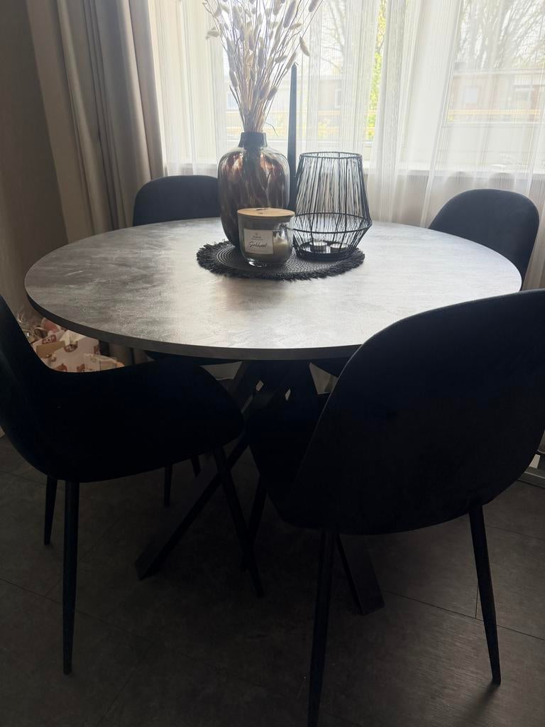 Ronde eettafel met grijs blad en 4 zwarte stoelen, Huis en Inrichting, Tafels | Eettafels, Ophalen, Overige materialen, Gebruikt