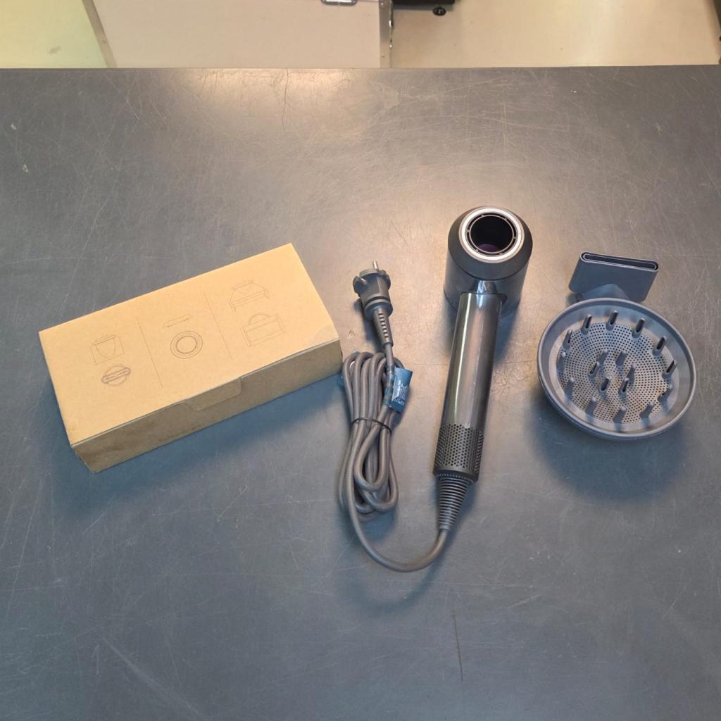 Dyson HD01 Supersonic Föhn - Fuchsia | Nwpr 199.95 Euro, Dyson, Zo goed als nieuw, Support@dyson.com, Tetbury Hill
Malmesbury, Wiltshire SN16 0RP
United Kingdom