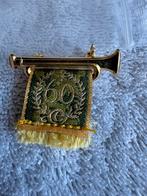 Efteling 60 vaandel speltje groen/geel/goud Nieuw, Verzamelen, Efteling, Ophalen of Verzenden, Nieuw, Button of Speldje