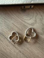 Gouden hartjes oorbellen met kleine zilveren steentjes, Sieraden, Tassen en Uiterlijk, Oorbellen, Ophalen of Verzenden, Goud, Met strass