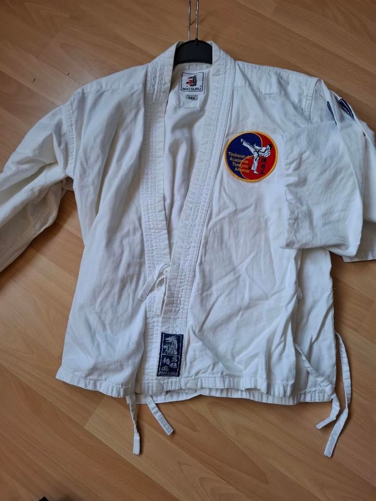 Taekwondo pakken met banden - Matsuru (maat 140), Sport en Fitness, Vechtsporten en Zelfverdediging, Gebruikt, Taekwondo, Vechtsportpak
