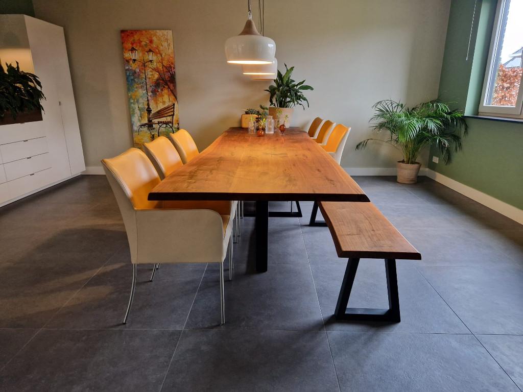 Massief Notenhouten tafel, incl 2 houten banken (375x105x76), Huis en Inrichting, Tafels | Eettafels, Modern/Design, 200 cm of meer