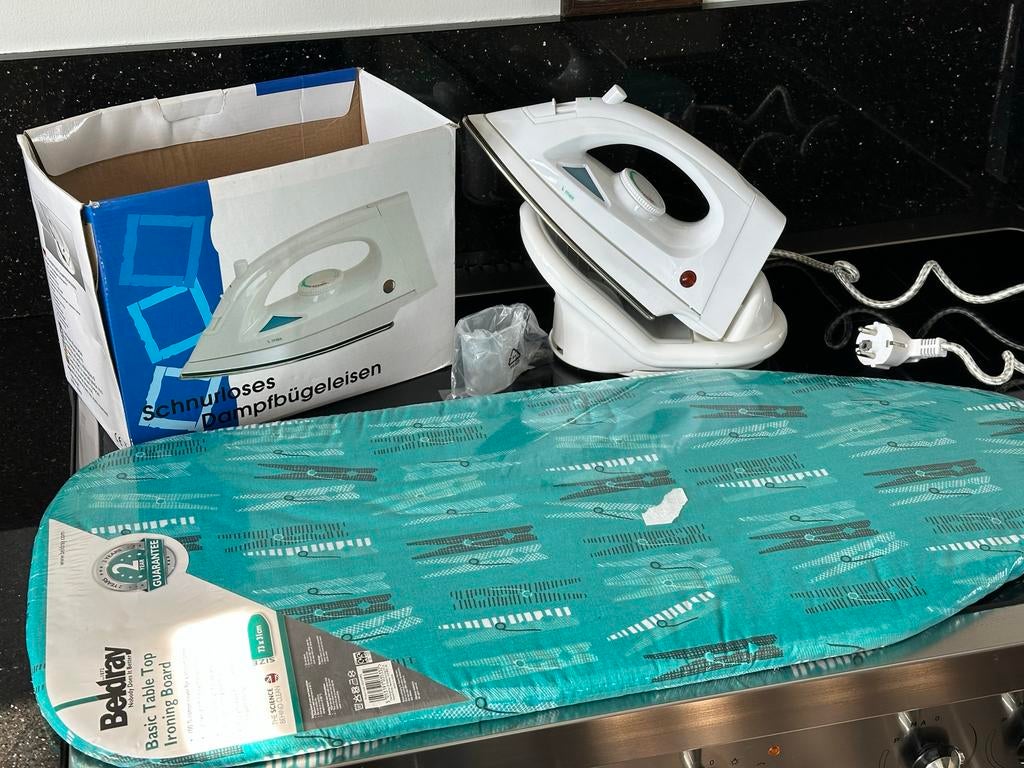 Draadloos stoomstrijkijzer met tafelstrijkplank, Ophalen of Verzenden, Nieuw, Draadloos strijkijzer
