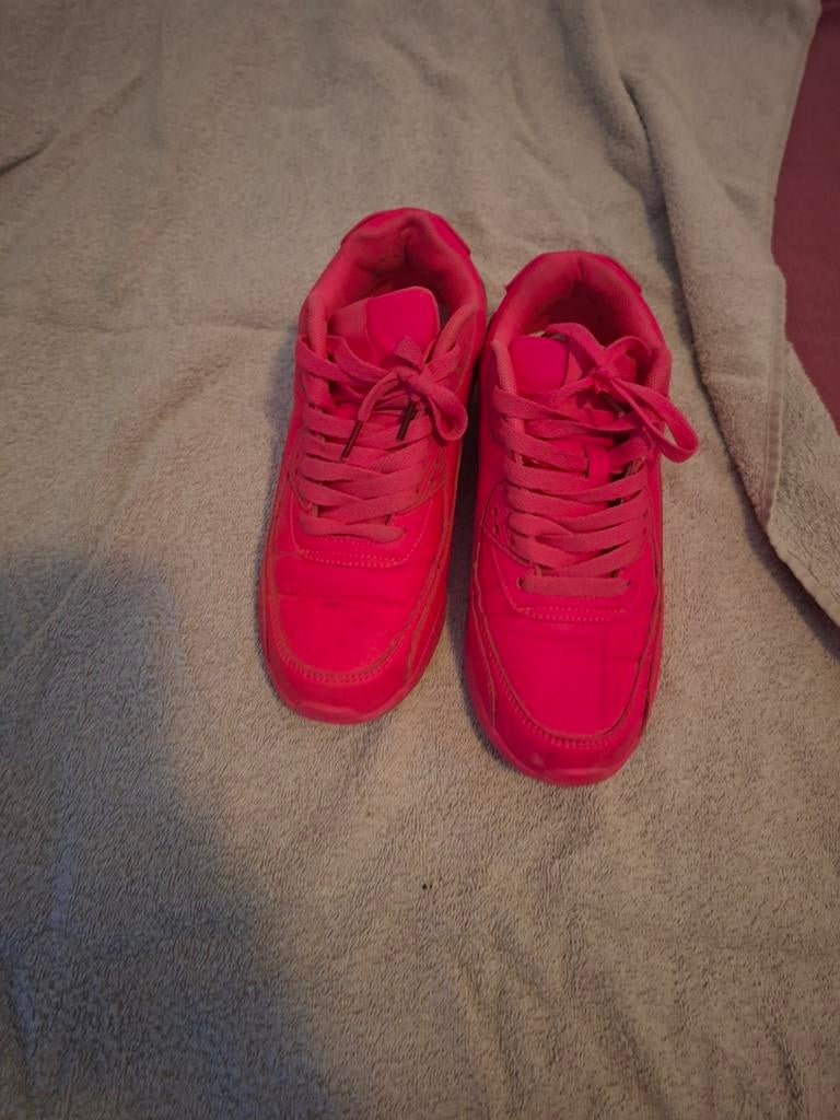 Knalroze merkloze  schoenen maat 37, Kleding | Dames, Schoenen, Ophalen of Verzenden, Zo goed als nieuw, Sneakers of Gympen