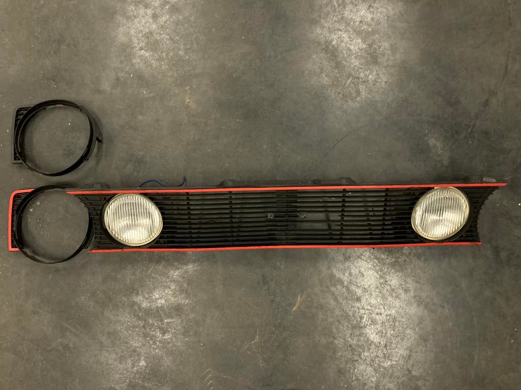 Volkswagen Golf MK I grill met beschadiging., Ophalen