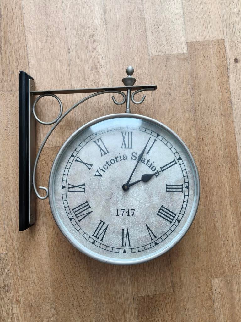 Dubbelzijdige Victoria Station Wandklok - Vintage Stijl, Ophalen of Verzenden, Gebruikt, Analoog, Wandklok