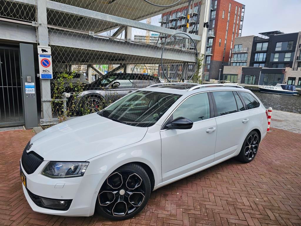 Skoda Octavia Combi 1.4 TSI 140pk DSG /ORG NL / Pano / RS /, Auto's, Skoda, Zwart, 4 cilinders, 1192 kg, Wit