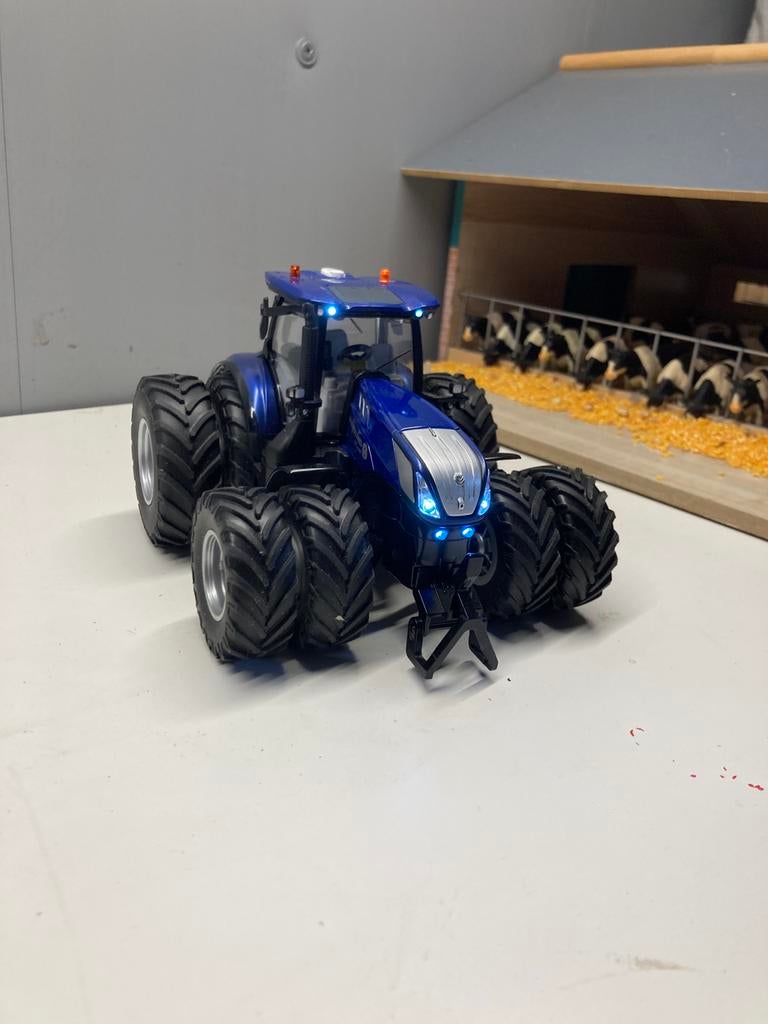 Siku control new holland trekker, Hobby en Vrije tijd, Modelauto's | 1:32, Ophalen of Verzenden, Zo goed als nieuw, Tractor of Landbouw