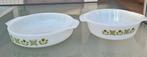 Vintage Arcopal ovenschalen met groene bloem 2st., Ophalen, Zo goed als nieuw
