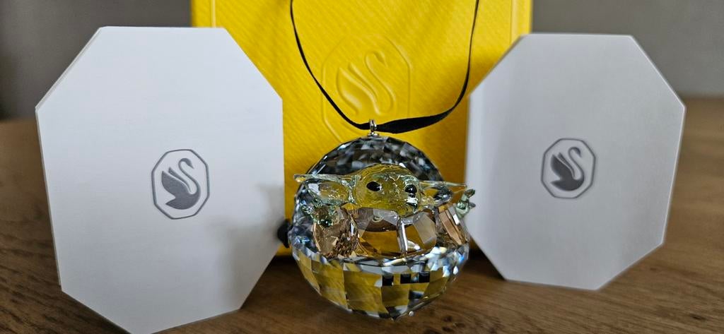 Swarovski Disney Star Wars Mandalorian The Child Ornament, Verzamelen, Swarovski, Ophalen of Verzenden, Nieuw, Figuurtje