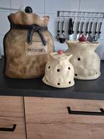 Voorraadpotten aardappelen, uien en knoflook, Ophalen