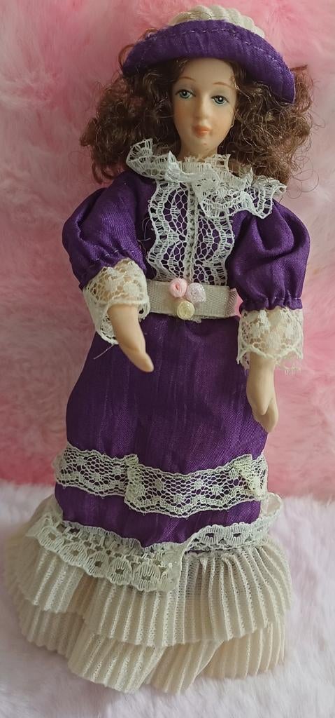 Mooi poppenhuis popje  1:12, Verzamelen, Ophalen of Verzenden, Zo goed als nieuw, Poppenhuis