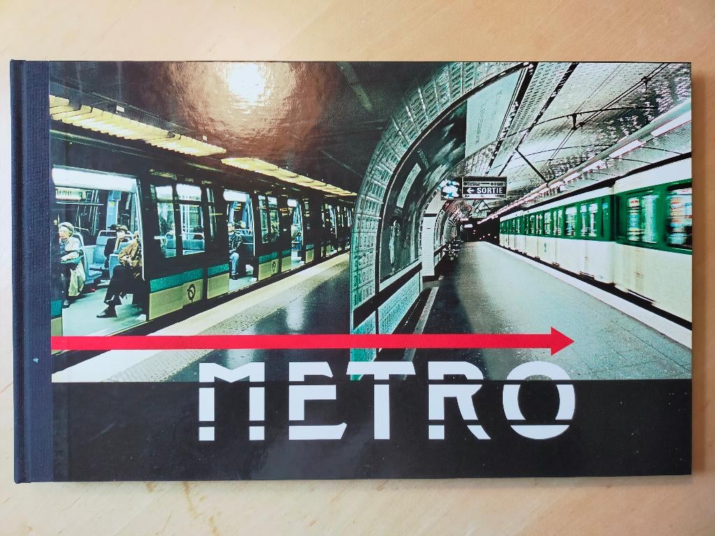Metro - Larry Yust - Selected Paris Metro Stations (2004), Boeken, Ophalen of Verzenden, Zo goed als nieuw, Fotografen
