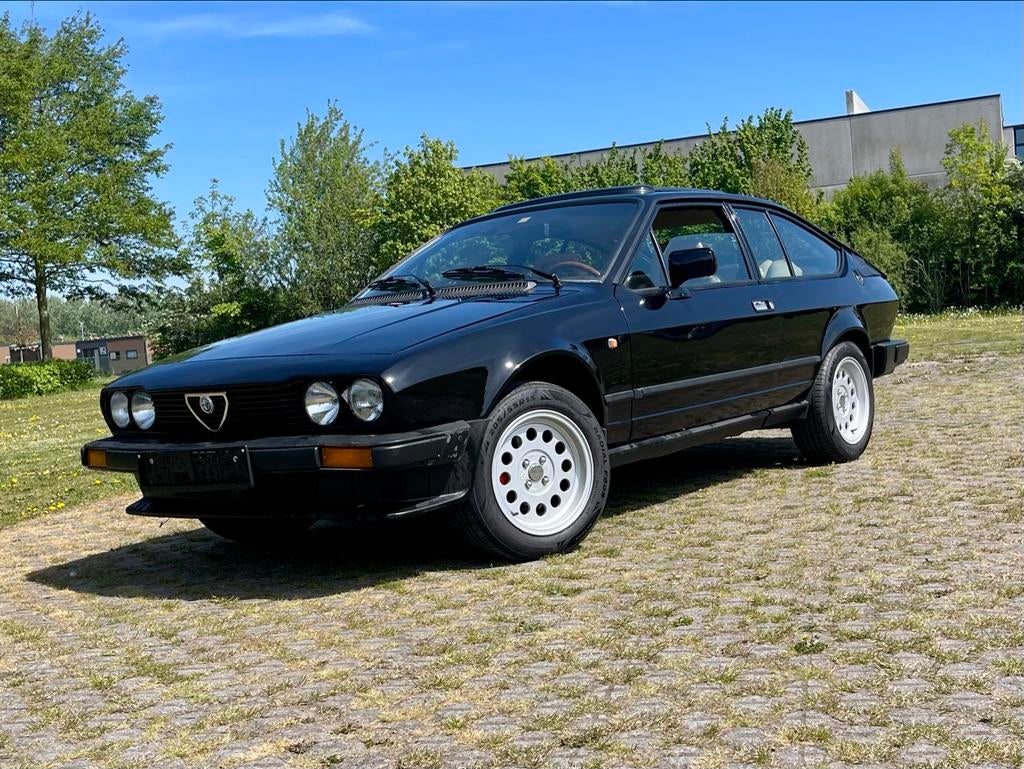 Alfa Romeo GTV 2000  bouwjaar 1984, Auto's, Alfa Romeo, Particulier, GTV, Benzine, Coupé, Zwart, Beige, Velours, Ophalen