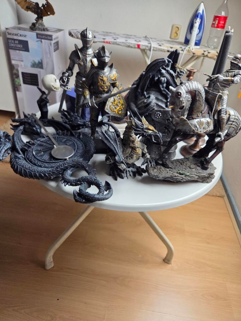 Beeldjes ridders en draken, Ophalen, Zo goed als nieuw