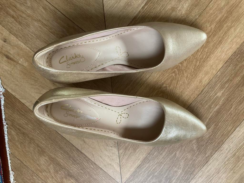 Goudkleurige Clarks pumps, Kleding | Dames, Schoenen, Ophalen of Verzenden, Zo goed als nieuw, Overige kleuren, Pumps
