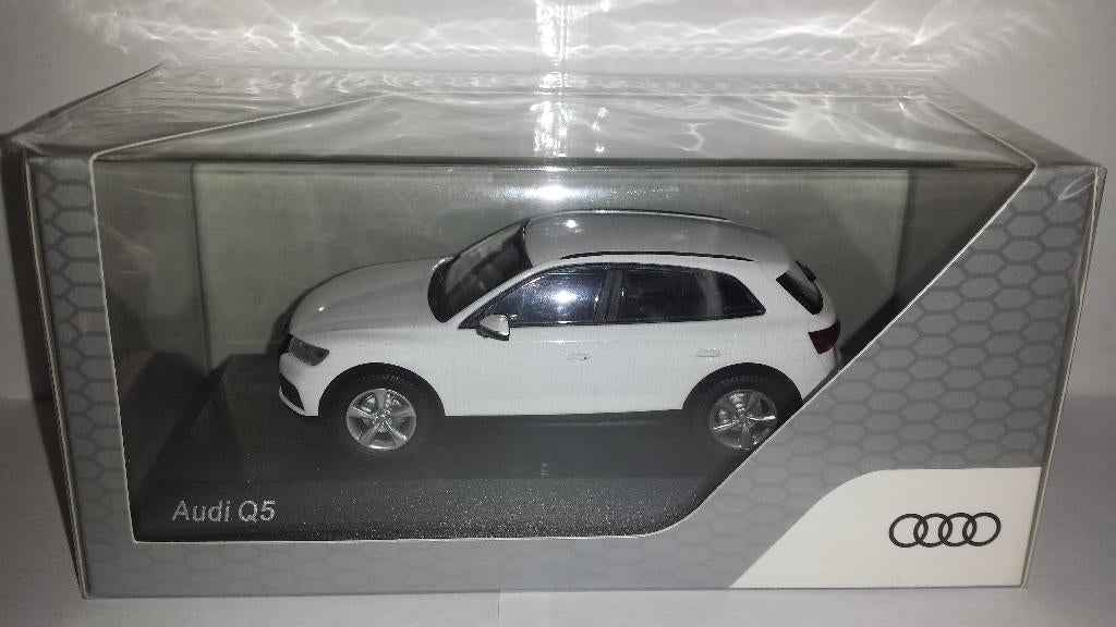 iScale 1:43 Audi Q5 2016 wit nieuw in Audi dealer display, Ophalen of Verzenden, Nieuw, Auto, Overige merken