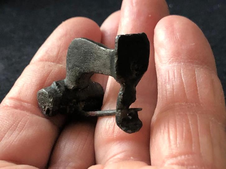 Romeinse bodemvondst VEERHUIS knie FIBULA apart model INTACT, Antiek en Kunst, Antiek | Koper en Brons, Brons, Ophalen of Verzenden