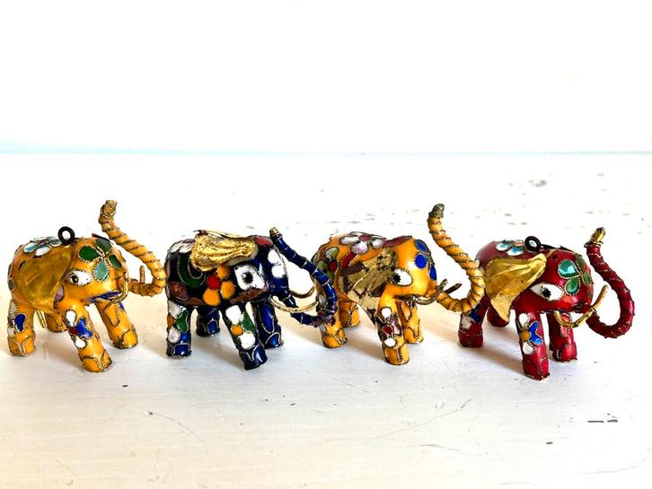 Vier miniatuur beeldjes cloisonne olifantjes, Antiek en Kunst, Curiosa en Brocante, Ophalen