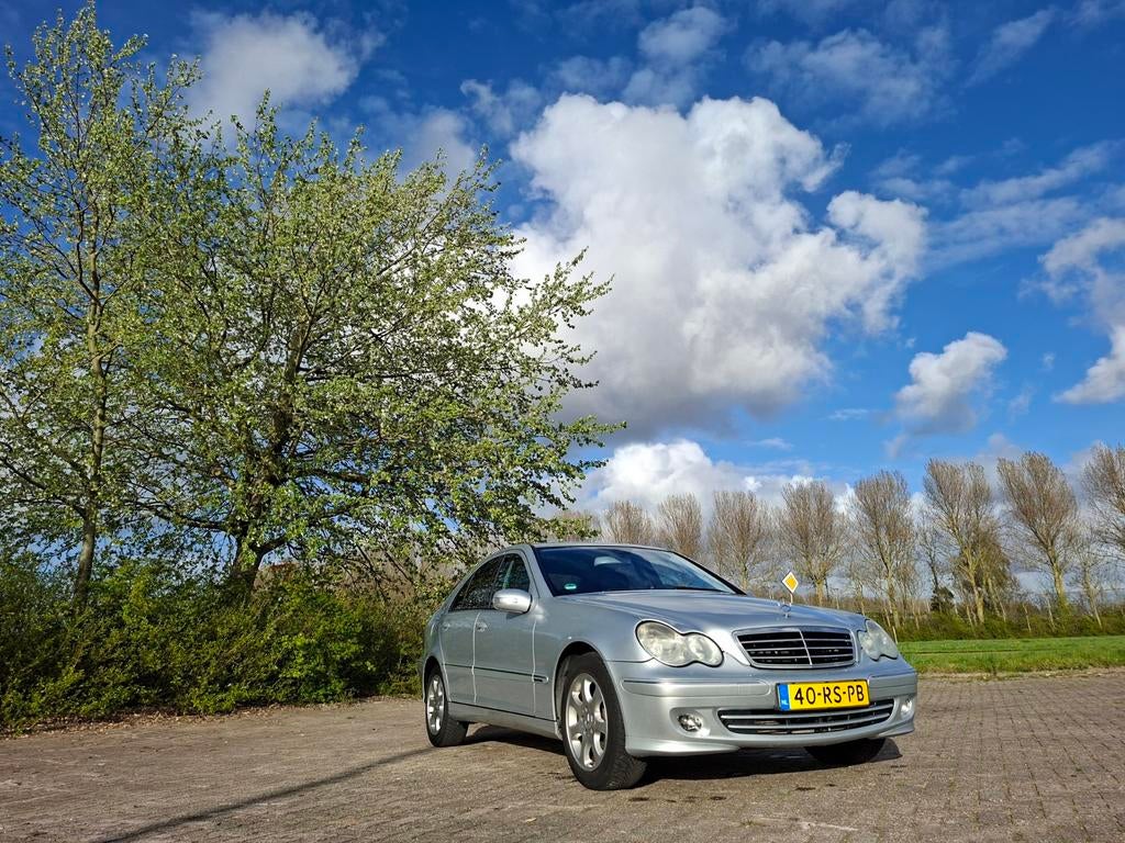 Mercedes-Benz C-Klasse 2.5 C230 Sedan AUT 2005 Grijs, Auto's, Mercedes-Benz, Automaat, Achterwielaandrijving, 1800 kg, Zwart