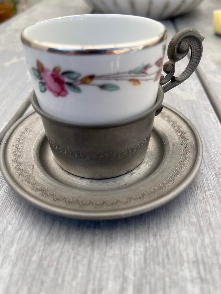 Tinnen kopje met bloemen versiering en schoteltje, Antiek en Kunst, Ophalen of Verzenden