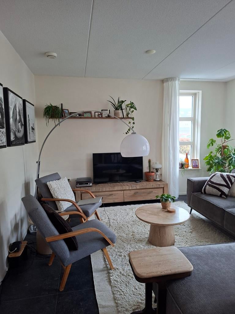 Moderne booglamp met grote bol – €15, Ophalen of Verzenden, Zo goed als nieuw, 75 cm of meer