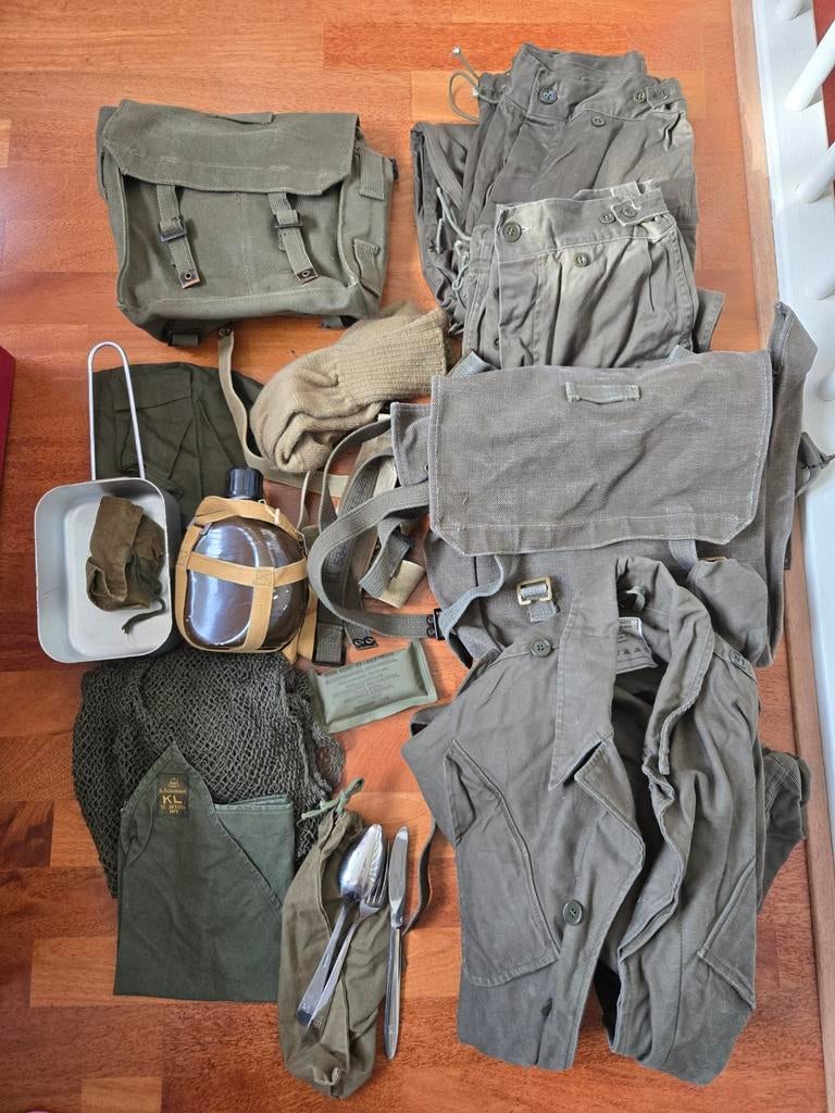 Kist met legerspullen (kleding, bestek etc), Verzamelen, Militaria | Algemeen, Landmacht, Nederland, Ophalen of Verzenden