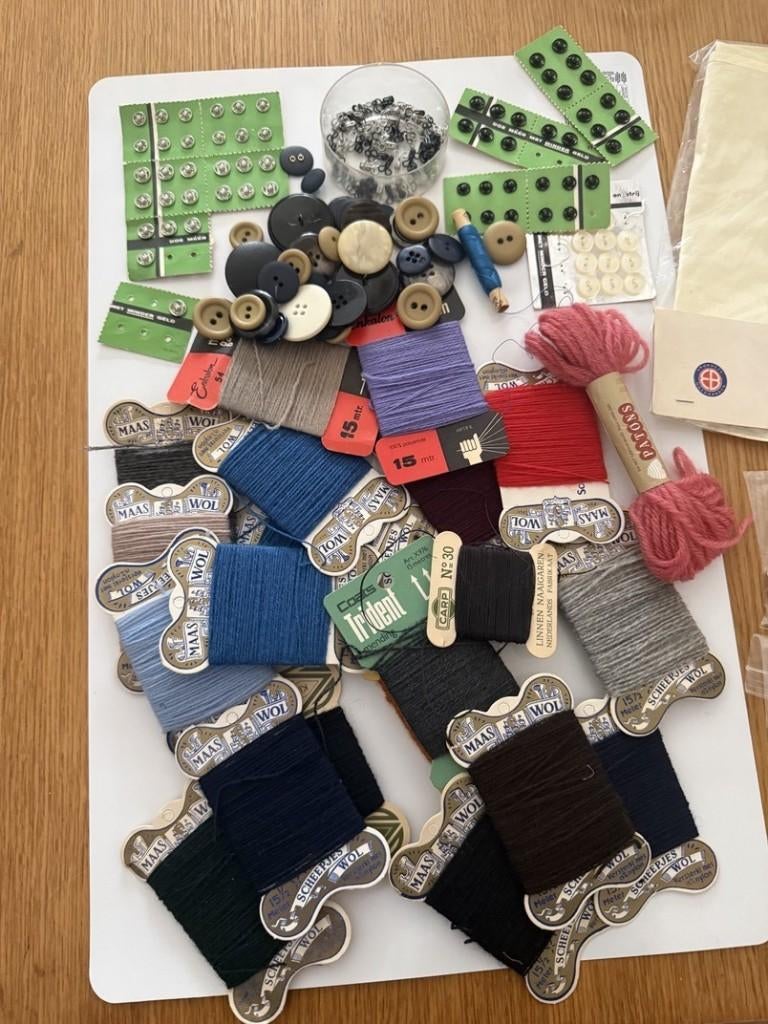 retro  maas scheepjes wol  , drukkers  , knopen enz   6 euro, Ophalen of Verzenden, Zo goed als nieuw, Knoop of Knopen