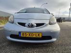 Toyota Aygo 1.0-12V + Nieuwe APK! (bj 2007), Auto's, Voorwielaandrijving, Stof, Gebruikt, Zwart