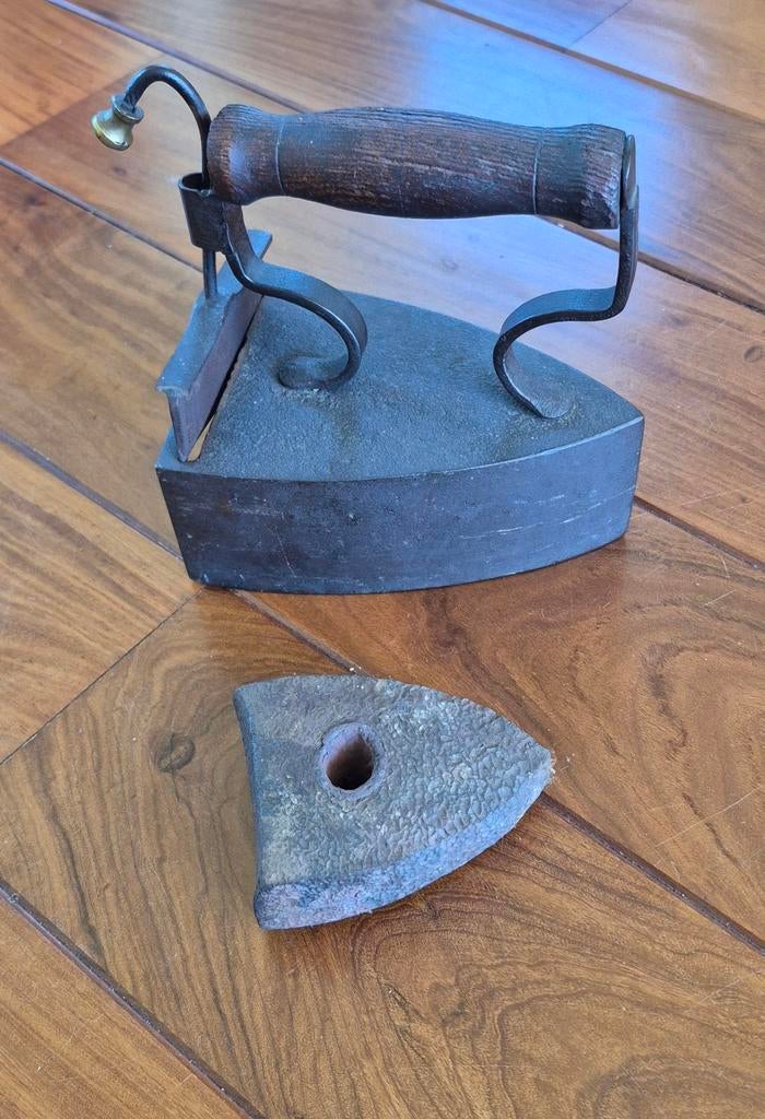 Antiek strijkijzer met houten handvat en losse zool, Ophalen