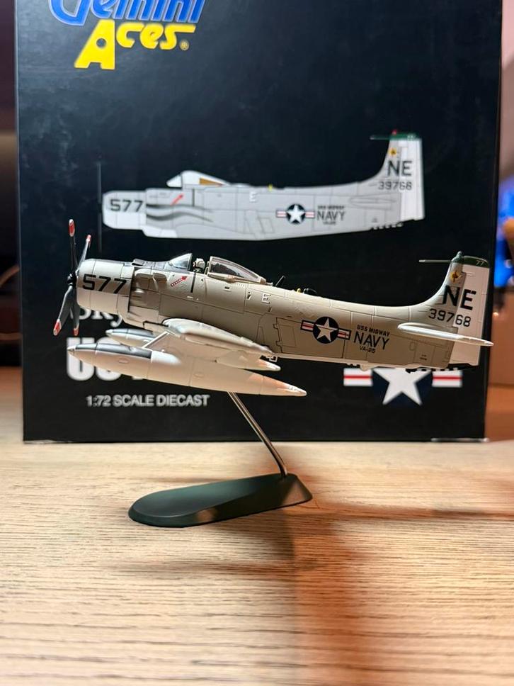 Gemini Aces Skyraider US NAVY 1/72, Verzamelen, Luchtvaart en Vliegtuigspotten, Zo goed als nieuw, Schaalmodel, Ophalen of Verzenden
