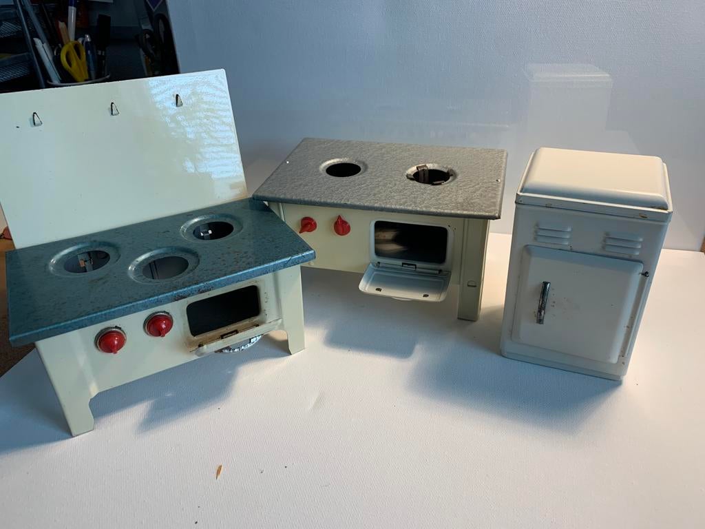 Fornuisjes en koelkastje nostalgisch speelgoed, Verzamelen, Poppenhuizen en Toebehoren, Ophalen of Verzenden, Gebruikt, Poppenhuis