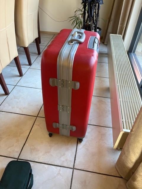 Stevige rode koffer met wieltjes, Sieraden, Tassen en Uiterlijk, Koffers, Gebruikt, Hard kunststof, 35 tot 45 cm, Uitschuifbare handgreep