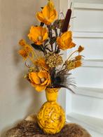 Design vaas okergeel met bijpassende zijde bloemen, Ophalen of Verzenden, Zo goed als nieuw, Binnen