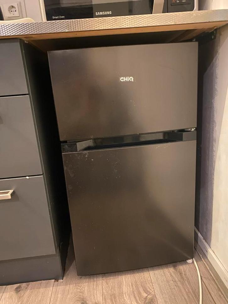 Compacte CHIQ Koelkast met Vriesvak - Zwart, Witgoed en Apparatuur, Koelkasten en IJskasten, Zo goed als nieuw, Met vriesvak, 75 tot 100 liter