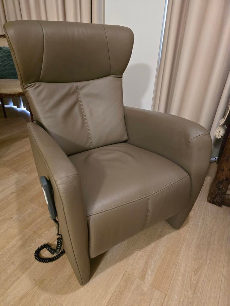 Leren Prominent Sorisso Sta-op Relax stoel Taupe Elektrisch, Huis en Inrichting, Fauteuils, Ophalen, Zo goed als nieuw, Leer, 50 tot 75 cm