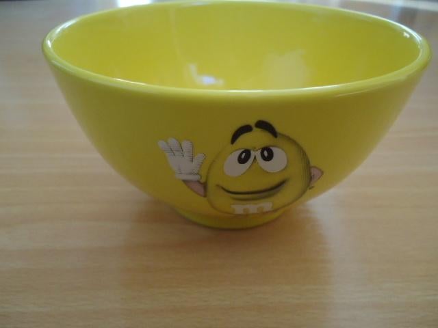 M&M schaaltje, kommetje geel met YELLOW, Ophalen of Verzenden, Zo goed als nieuw, Gebruiksvoorwerp