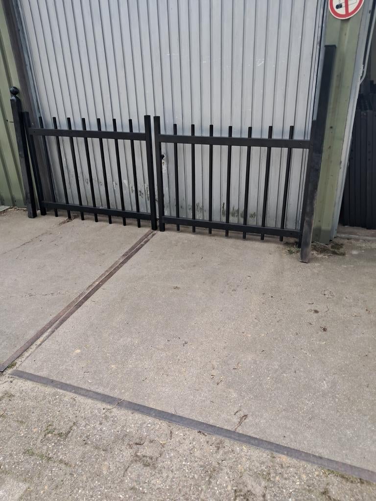 Dubbele spijlen poort., Ophalen, IJzer, Spijlenhekwerk