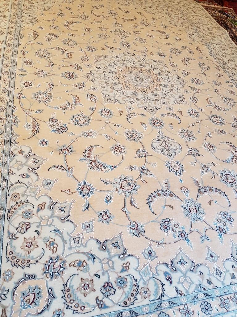 Elegant Crèmekleurig Perzisch Tapijt met Bloemmotief, Huis en Inrichting, 150 tot 200 cm, Bruin, Ophalen of Verzenden, Klassiek Perzisch, Bloemmotief