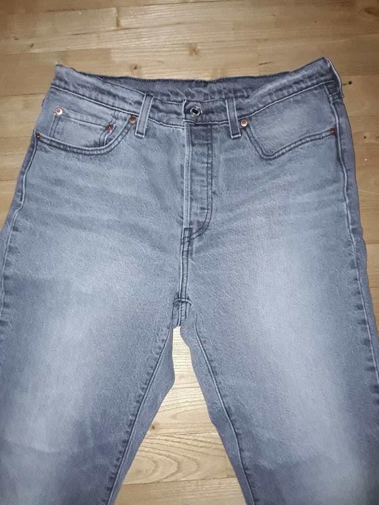 Grijze Levi's 501 spijkerbroek mt 29-30, Ophalen of Verzenden, Zo goed als nieuw, W28 - W29 (confectie 36), Grijs