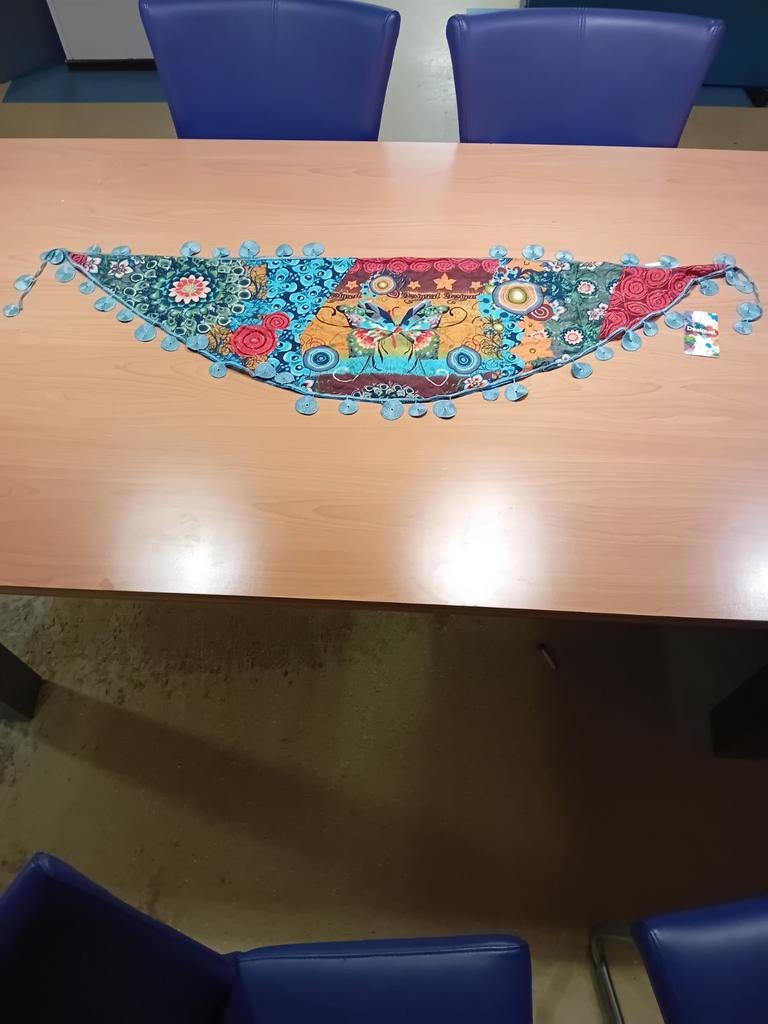 NIEUW sjaal met blauwe kwastjes langs de rand, Ophalen, Nieuw, Maat 46/48 (XL) of groter, Sjaal