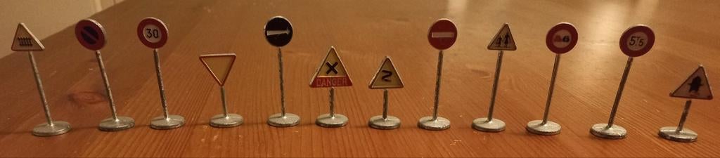 Setje Meccano Dinky Toys bewegwijzeringsborden, Ophalen of Verzenden, Gebruikt