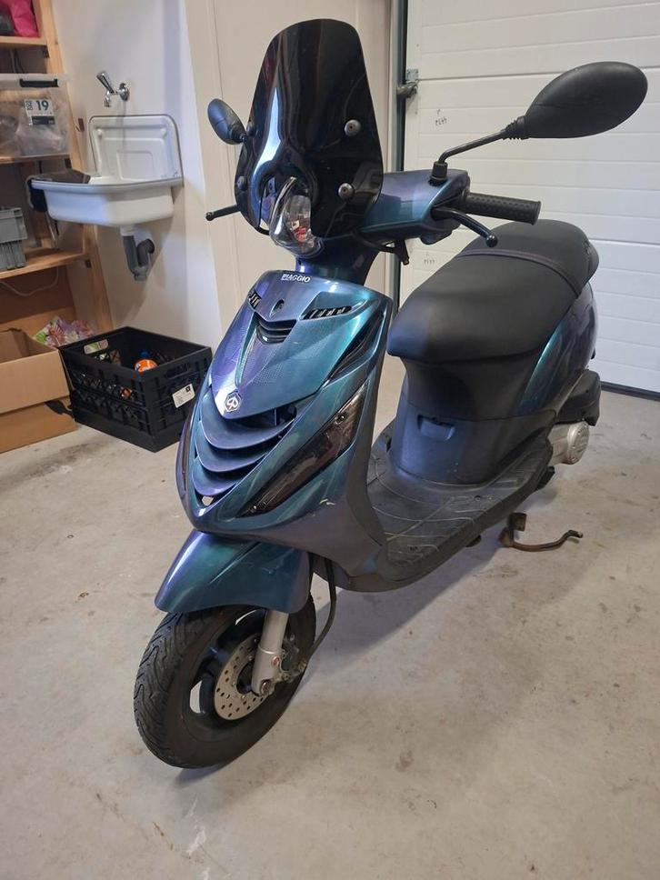 Piaggo zip scooter, Fietsen en Brommers, Scooters | Piaggio, Zo goed als nieuw, Zip, Maximaal 45 km/u, Benzine, Ophalen