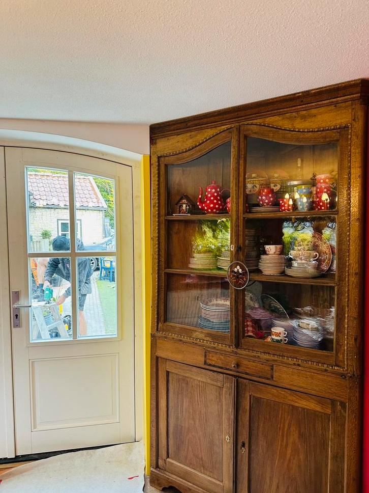 Hoge oude hoekkast vitrine kast, Huis en Inrichting, Kasten | Vitrinekasten, Gebruikt, 200 cm of meer, 50 tot 100 cm, 25 tot 50 cm